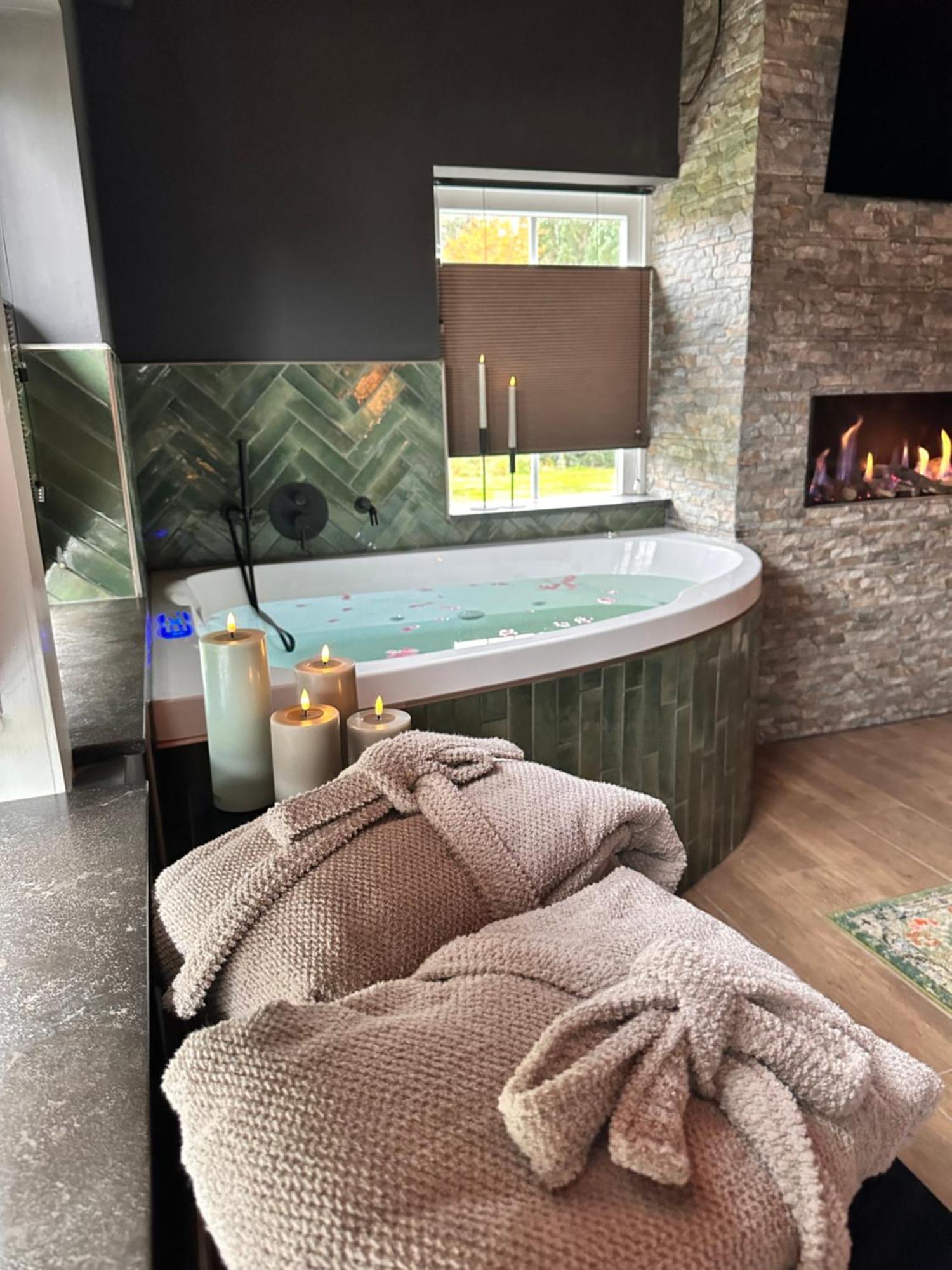 Wellness Tuin - Ultieme Partner Beleving - St Hubertus Suite Met Jacuzzi ,Openhaard, Prive Hottub En Prive Sauna In Jachthut Stijl Герст Екстер'єр фото
